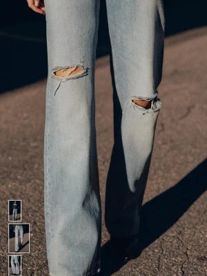 Ljusblå lågmidjade jeans från Zara - Säljer ett par lågmidjade ljusblå jeans från Zara. De är ändast använda några gånger och kommer inte till användning längre, där av varför jag säljer. De e super fina💓💓 perfekt inför våren🩷🥰🥰