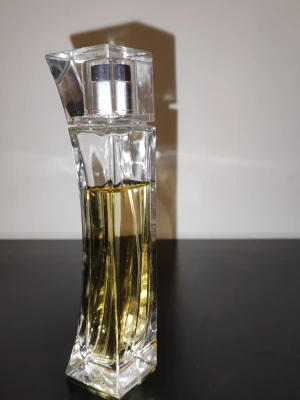 Provocative Woman Eau de Parfum - Elizabeth Arden Provocative Woman Eau de Parfum, 30 ml. Tillverkad i Frankrike. Snygg flaska med modern design, perfekt för dig som vill sticka ut och visa din personlighet. Mer än 20ml kvar. Originalförpackning ej kvar. 