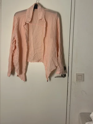 Ljusrosa skjorta från Gina Tricot - Pris kan diskuteras och tvätt ingår innan leverans 💗Säljer en tunn och ljusrosa skjorta från Gina Tricot. Skjortan har lång ärm, klassisk krage och knappar framtill. Materialet är lätt och känns som polyester, med asymmetrisk nederkant som ger en cool vibe.