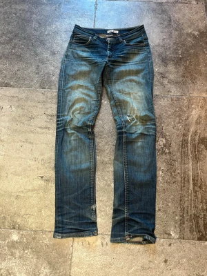 Raw Vintage Acne Studios Jeans - Tja! säljer mina riktigt schyssta slim fit acne jeans, de är raw så fadesen kommer från flera års användning👏 tveka inte på att skriva ifall ni har fler frågor🫡