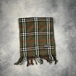 Burberry Halsduk - Skick: 9/10. | Ingår: Endast halsduken. | Nypris: +- 4000 SEK. | Vintage. | Grade: A.
