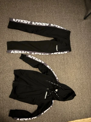 Askari tracksuit - Tracksuit from askari in model ”issa” in a very good condition, used just a few times. New price: 160€  Träningsoverall från märket askari i modellen ”issa” i väldigt bra skick, använd bara ett fåtal gånger och nypriset ligger på 1700kr