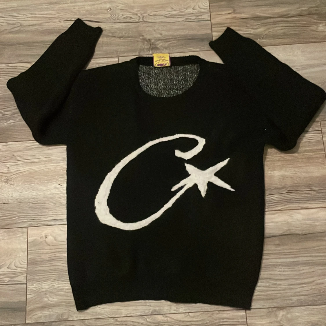 Svart stickad tröja med vit stjärna