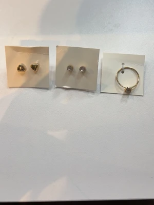 Örhängen & Ring  - 2 par örhängen och 1 ring i guld