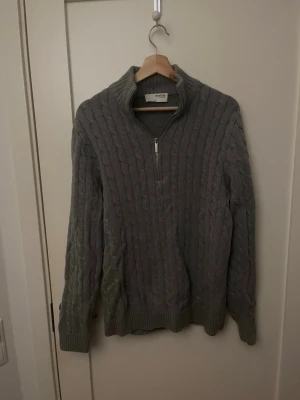 Grå stickad tröja Selected Homme - Säljer en grå stickad tröja från Selected Homme med kabelstickat mönster. Tröjan är nästan aldrig använd och i väldigt bra skick! Jag säljer tröjan för 299kr. Hör av dig om du har frågor.