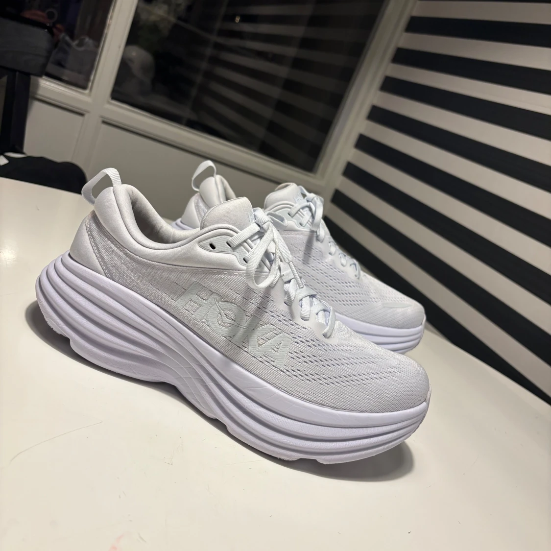 Vita Hoka bondi 8 sneakers strl 40⅔