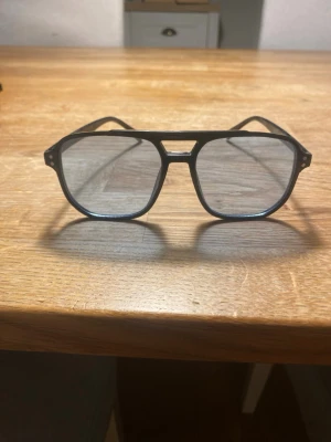 3 Glasögon  - Bilderna visar olika par glasögon med färgade glas. Om du skulle vara intresserad av ett par glassögon kostar det 39 kronor men om du vill köpa alla blir det 100 kronor.