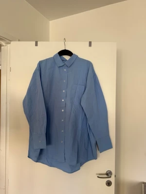 Skjorta  - Storlek L. Aldrig använd. 
