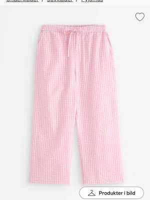 Rosa rutiga pyjamasbyxor -  Pyjamas byxor i bäckenbölja från Lindex. Nästan aldrig använda pga att dem inte passar mig, vilket gör att dem är i nytt skick. Nypris 400, mitt pris kan diskuteras💕De är i strl S och är jättesköna.