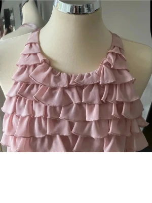 Klänning storlek 36/38 - Nyskick . Alla lappar inne i klänningen bortklippta . Använd 1 gång