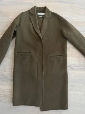 Olivgrön kappa från Zara - I ull och polyester