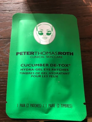 Peter Thomas Roth Cucumber De-Tox Eye Patches - Hydra-gel eye patches med gurka från Peter Thomas Roth. Kommer i en grön förpackning och innehåller ett par återfuktande gelpatches för området under ögonen. Perfekt för att pigga upp trötta ögon och ge en fräsch känsla.