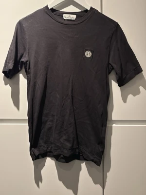 Svart t-shirt från Stone Island Junior - Svart t-shirt från Stone Island Junior 