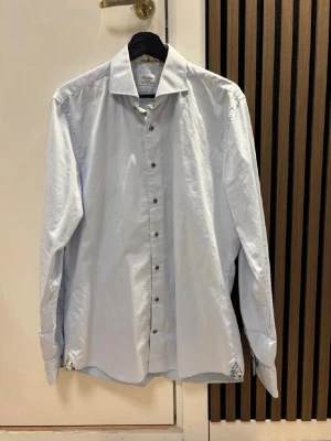Ljusblå skjorta från Stenströms - Snygg ljusblå skjorta från Stenströms i slim fit med blommigt tyg på insidan av manschetter och krage. Tillverkad i mjuk bomull och har klassisk krage samt knappar framtill. Perfekt för dig som vill ha en stilren skjorta med en unik twist.Kom dm för eventuella frågor 🧐pris kan diskuteras 😊💯