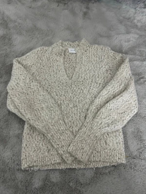 Beige stickad tröja från Vila - Jättefin stickad tröja med V ringning. Den har används 2-3 gånger och bara stått i garderoben sen dess. Inga skavanker eller något slitage alls, som ny! Normal i storleken! 🩷🤗