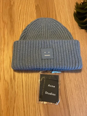 Acne mössa - Säljer denna snygga ljusblå Acne mössa som passar perfekt till de kallare vinterdagarna. Hör av dig vid funderingar, priset är inte hugget i sten 😊
