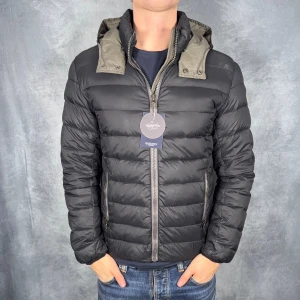 Colmar Jacka - Skick: 8/10. | Ingår: Endast jackan. | Nypris: +- 5000 SEK. | Storleken är 46/S.