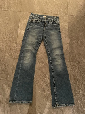 Blå bootcut jeans från Gina Tricot - Lågmidjade jeans med super fin tvättning💓