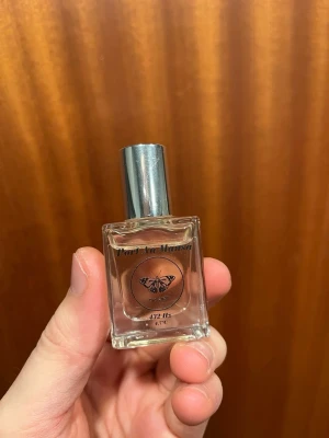 Port Au Mansa 432Hz Parfym olja - Säljer en flaska 432Hz, en parfymolja från svenska uppstickaren Port Au Mansa :)  En fin doft av trä och vanilj med lite kokos, amber och bergamott.  Alla deras dofter är handgjorda i Stockholm av grundaren själv.  Parfymolja med roller, ca 8-9/10ml Nypris 520kr