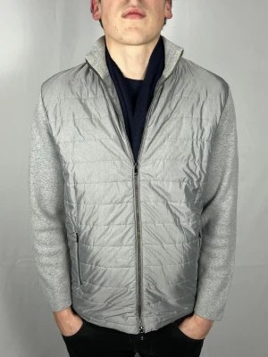 Massimo Dutti Cardigan - Size: XL enligt tagg men sitter som en M/L Skick: 9/10, väldigt bra utan märkbara defekter. Retail pris: 2000 SEK. Modellen är 185cm och väger 78kg. Hör av dig vid frågor eller funderingar!