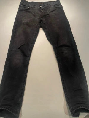 Nudie jeans - Säljer dessa Nudie Jeans Grim Timi bra skick i storlek 26/28. Nypris ligger på 1600, hör av dig vid minsta fundering!