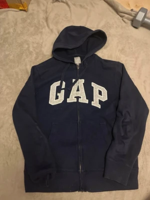 Mörkblå GAP zip hoodie - Mörkblå gap hoodie i mycket bra skick. Storlek S