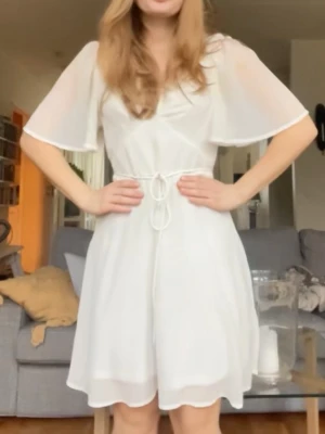 Studentklänning  - Säljer min fantastiska studentklänning från i våras! Köpt på plick från början från en annan tjej som även hon hade den som studentklänning 🩷 Superfint skick och perfekt för dig som tar studenten till våren, luftig och elegant och perfekt längd (behövde ej ha cykelbyxor under haha)