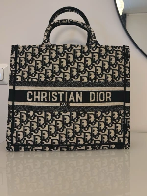 Väska helt ny  - Helt ny väska, svart och beige. Storlek höjd 30, bredd 36 cm 