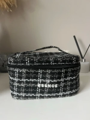 Essnce necessär  - Superfin necessär ifrån essnce stora parfymkalender 2025. Kommer tyvärr inte till användning. 