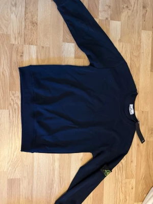Mörkblå sweatshirt från Stone Island/ PRIS KAN DISKUTERAS - Snygg mörkblå sweatshirt från Stone Island med klassisk rund hals och ribbade muddar. PRIS KAN DISKUTERAS!