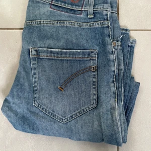 Dondup slim jeans - Säljer ett par feta jeans från Dondup. Innan var det hål för knäna men detta har lagats.  Skick 8/10, några mindre slitningar. Nypris=3500 kr! Mitt pris=500 kr! Priset kan diskuteras💸 Skriv vid minsta fundering!