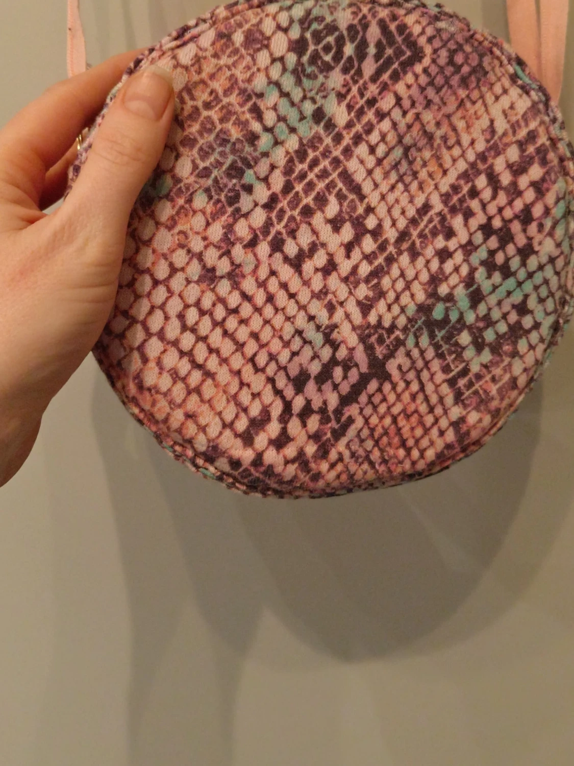 Rund axelväska med ormmönster - 1