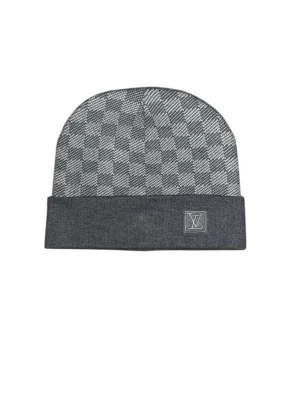 Grå rutig mössa från L - Snygg grå mössa från L med klassiskt rutigt mönster och L framtill. Mössan är stickad och har en bred uppvikt kant. Perfekt för dig som gillar exklusiva accessoarer med stilren design.