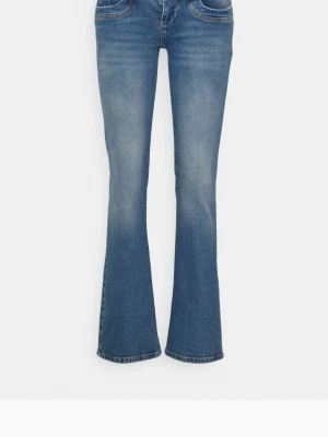 Ltb jeans  - Säljer ett par ltb jeans i klassisk blå bootcut med normal passform. Jeansen har en lätt utsvängd benform och är använda men har inget slitage. Storlek 24/30 och är lite små på mig som vanligtvis har 34/36 i jeans. Bra i längden och är 162 som referens. Skriv gärna om ni vill ha fler bilder eller har fler frågor🩷