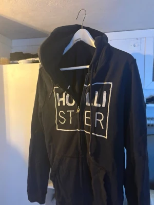 Hollsiwter zip hoodie  - Hollister zip hoodie lite smått urtvättad men inga defekter som hål osv passar 175-180