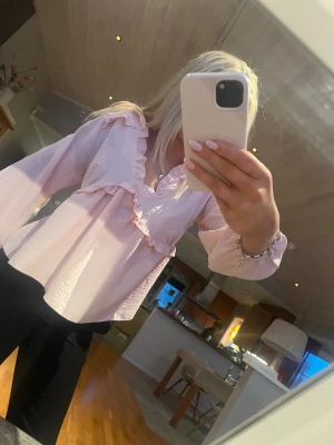 Blus - Jättesöt blus ifrån missay, se sira bild för en slitning 