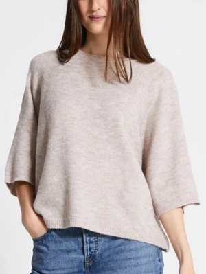 Beige stickad T-shirt  - Mysig beige stickad tröja med lös passform och trekvartsärmar. Använd några gånger men fortf i toppskick!