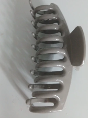 Ljusbrun glansig hårklämma - Säljer en ljusbrun glansig hårklämma som är 10.5 cm lång och aldrig använd. Pris kan diskuteras🩷