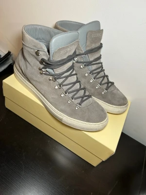 Diemme skor - Diemme Marostica high skor är uppe‼️‼️ Perfekt för vintern❄️❄️ Skick 9/10✅ Kontakta vid minsta fundering🤗🤗                                            Diemme skor marostica vinter grå mocka suede vinterskor uggs lowmel 