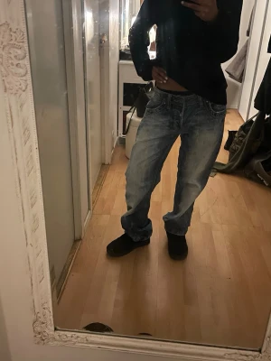 Camp David blå baggy jeans - Säljer ett par blå jeans från Camp David med snygga slitningar och kontrastsömmar. Modellen är baggy med låg midja och raka ben, vilket ger en avslappnad vibe. Insidan har rutigt tyg och logotypdetalj. Perfekt för dig som gillar streetstil.