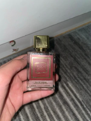 Lattafa Khamrah Qahwaa Eau de Parfum 30ml - Jag vill sälja denna Lattafa Khamra Qahwaa 30ml. Det finns ca 20ml kvar i flaskan. Passar både herr och dam