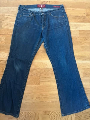 Blå bootcut jeans från Lucky Brand - Jätte fina jeans som tyvärr inte passar mig! Skriv för mått☺️ 