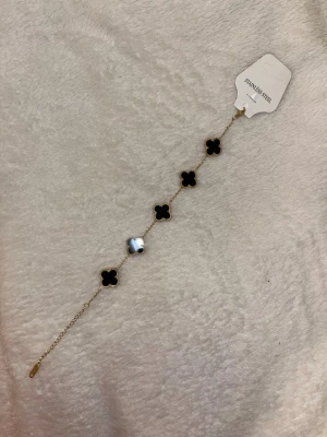 Svart och guld armband med klöver - Rotstfritt stål VC armband. Pris kan diskuteras 