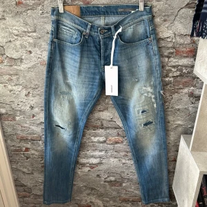 Dondup George jeans - Mycket fint skick, inga defekter. Nypris ca 3500kr. Storlek W32, mått finns. Tags medföljer inte. Skriv för mer information!🤝