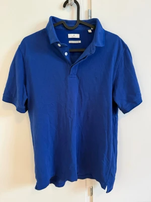 Blå pikétröja från GANT - Säljer en klassisk blå pikétröja från GANT