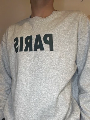 Tröja  - Mycket bekväm, stilig och snygg tröja, den unika färgen med texten ”PARIS” passar tröja med olika färger och funkar perfekt till vanliga vardagstil. 