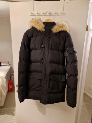 Ny Siksilk jacka Storlek XS/S - Ny i storlek XS men passar även mig som vanligtvis bär storlek S. Nypris 1400 kr. Nu 900 kr. Inga byten eller returer. Ansvarar inte för postens hantering/slarv. 