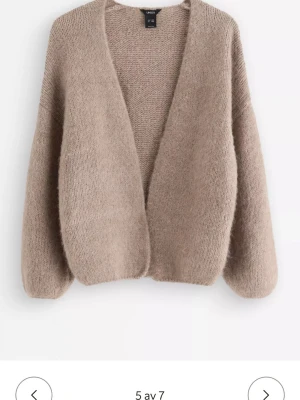 supersöt stickad kofta - Säljer en jätte mysig beige stickad kofta från lindex. Nypris 399kr❤️