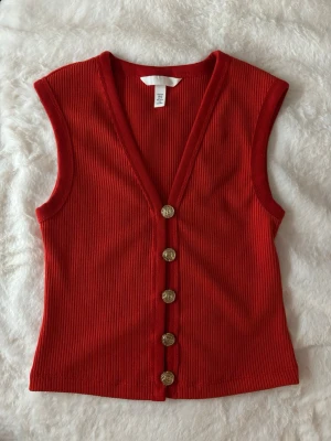 Röd ribbad tröja med guldknappar - Helt ny. Aldrig använt.