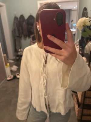 Vit omlottkofta med snörning Gina Tricot - Säljer en vit omlottkofta från Gina Tricot i storlek XS. Koftan har långa ärmar och snygg snörning framtill som ger en trendig look. Materialet känns mjukt och passar perfekt till jeans eller kjol. Enkel att styla och superfin till vår och sommar.